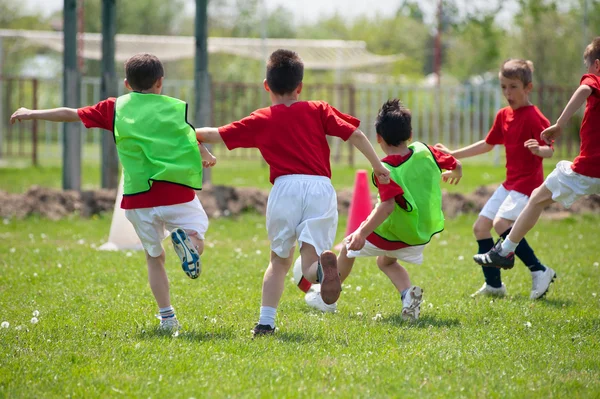 Játék futball-kisfiú — Stock Fotó