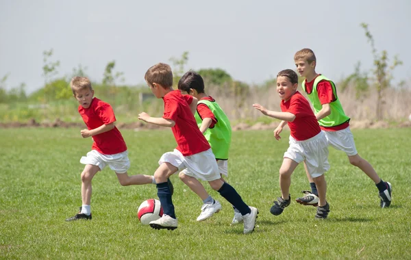 Kleine Jungen spielen Fußball — Stockfoto