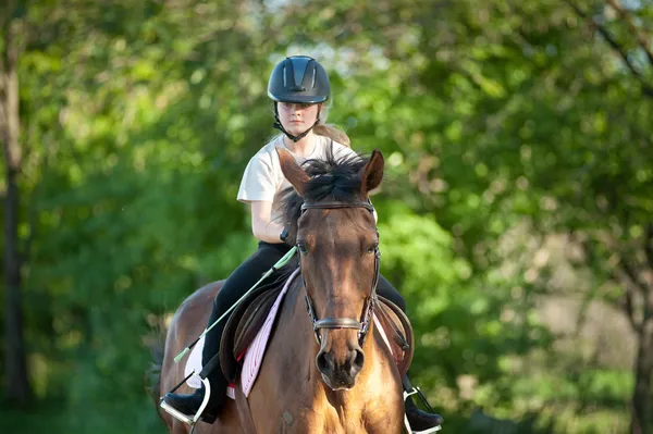 Девушка-жокей на лошади — стоковое фото
