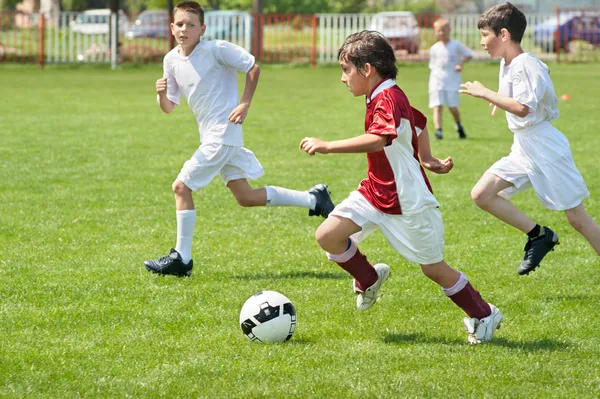 Chłopcy kopiąc piłkę — Zdjęcie stockowe