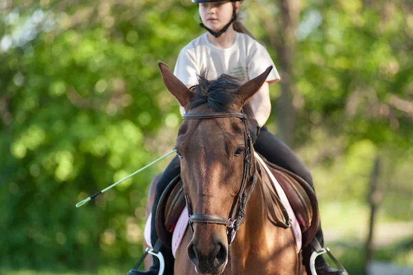 Menina montando um cavalo — Fotografia de Stock