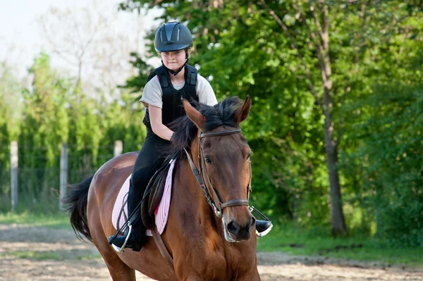 Chica montando un caballo — Foto de Stock