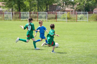 Çocuklar Futbol Oynuyor