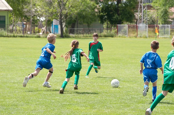 Niños jugando al fútbol —  Fotos de Stock