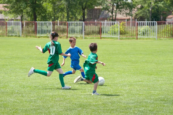 Niños jugando al fútbol — Foto de Stock