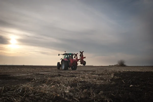 Plowing au coucher du soleil — Photo