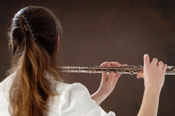 Giovane ragazza che suona il flauto — Foto Stock
