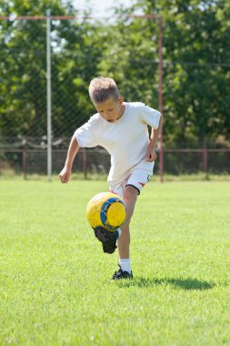 çocuğun futbol top oynarken