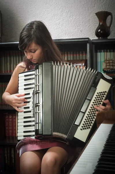 Meisje spelen accordeon — Stockfoto