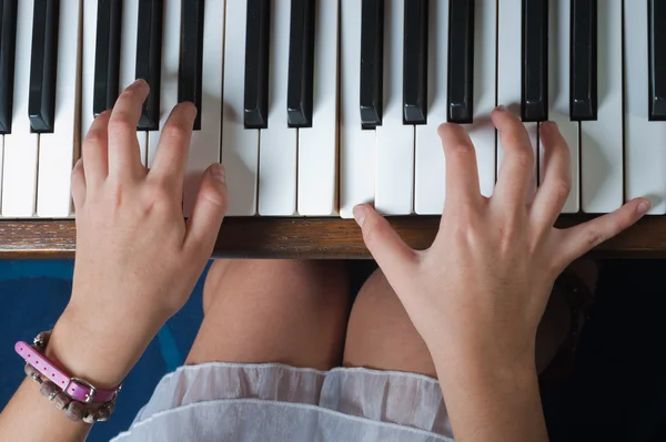 Zongora kéz — Stock Fotó