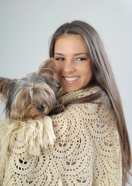 Chica feliz y su perro . — Foto de Stock