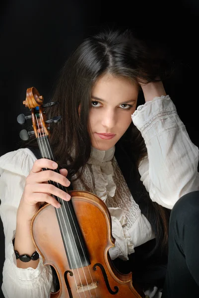 Menina bonita com violino isolado em preto — Fotografia de Stock
