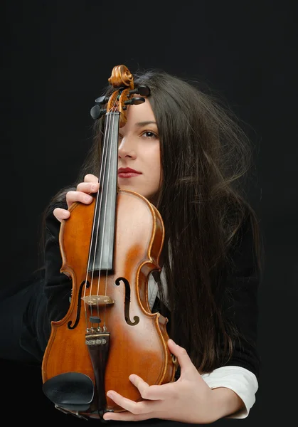 Menina bonita com violino isolado em preto — Fotografia de Stock