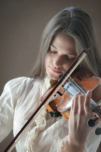 Linda chica con violín —  Fotos de Stock
