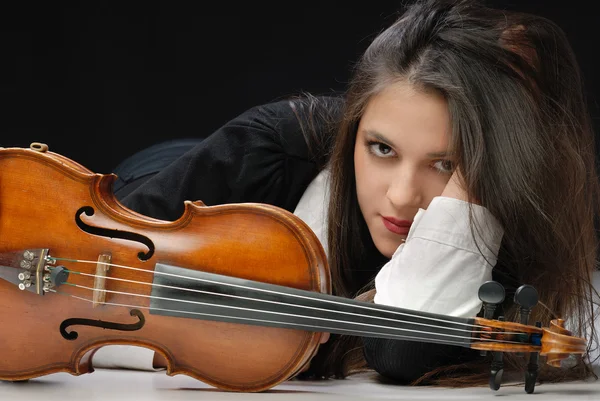 Bella ragazza con violino isolato su nero — Foto Stock