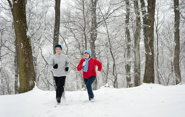 Rodina běží přes sněhové — Stock fotografie