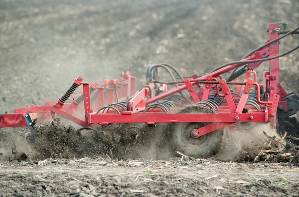 Подготовка почвы в поле — стоковое фото