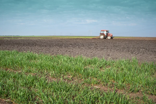 Tractor arando los campos —  Fotos de Stock