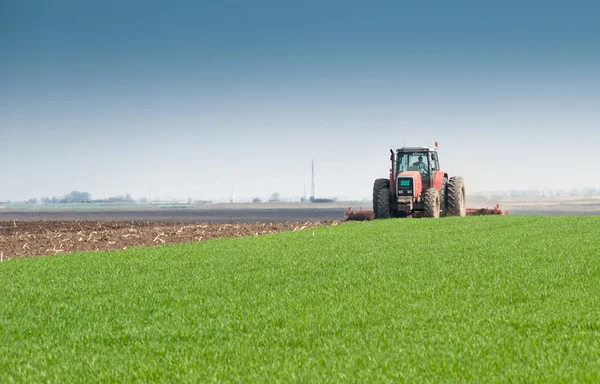 Tractor arando los campos — Foto de Stock