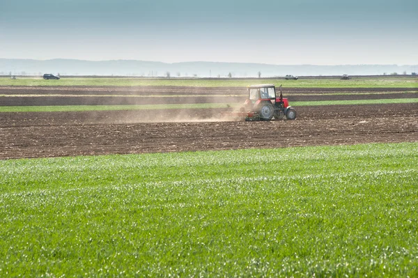 Tractor arando los campos — Foto de Stock