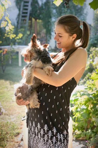 Vrouw met een hond — Stockfoto