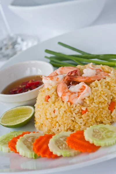 Comida tailandesa arroz frito com camarão — Fotografia de Stock