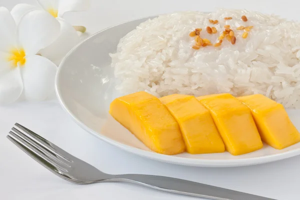 Thaise dessert zoete kleefrijst met mango — Stockfoto