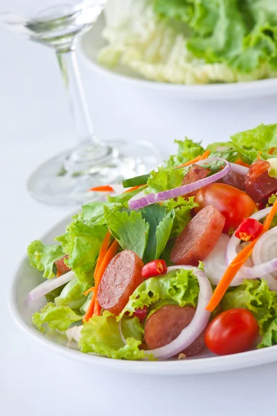 Salada de salsicha tailandesa molho picante e azedo — Fotografia de Stock
