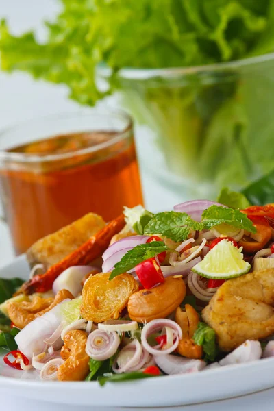 Herb salad with deep fried fish and shrimp (Thai fusion and healthy food) — Stock Photo, Image