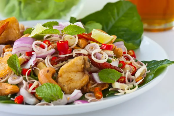 Örtsallad med djupa stekt fisk och räkor (thailändska fusion och hälsosam mat) — Stockfoto