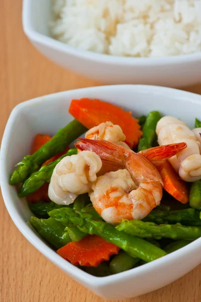 Tajskie jedzenie, szparagi smażone z owocami morza — Zdjęcie stockowe