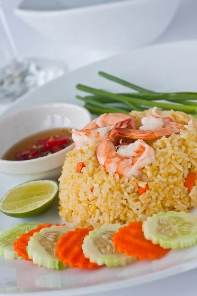 Thais eten gebakken rijst met garnalen Stockfoto