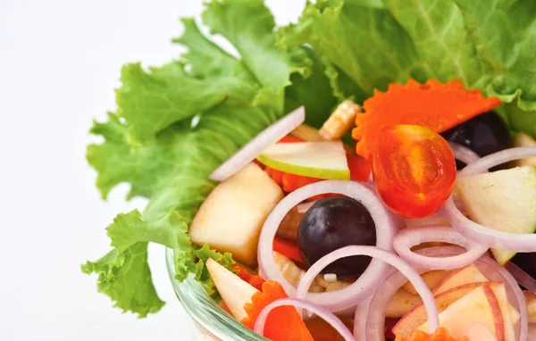 Zdravé zeleniny a ovoce salát — Stock fotografie