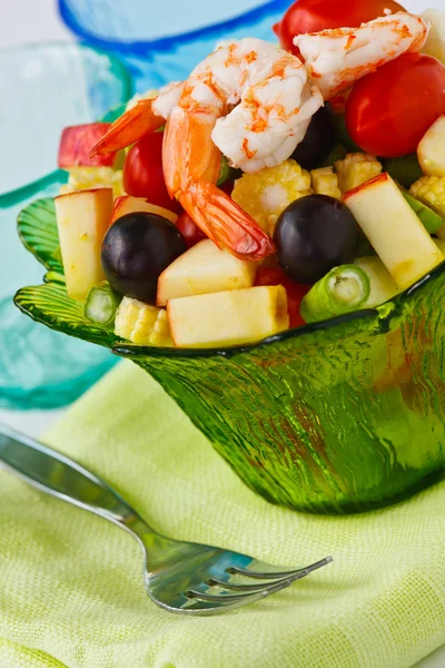 Healthy vegetable and fruit salad with shrimp — Stock Photo, Image