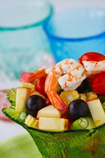 Healthy vegetable and fruit salad with shrimp — Stock Photo, Image