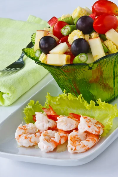 Zdravé zeleniny a ovoce salát s krevetami — Stock fotografie