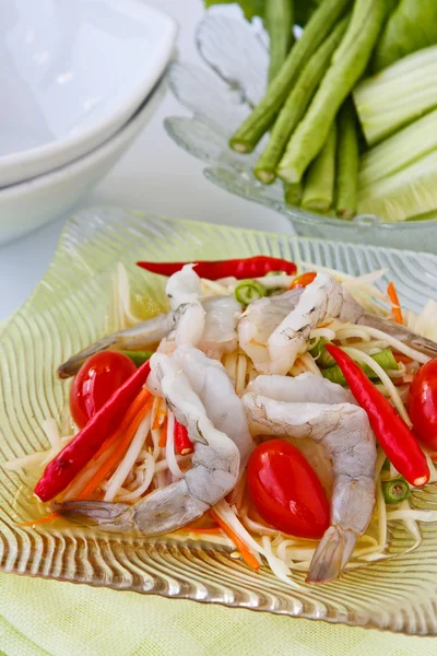 Тайская еда, салат из зеленой папайи с редкими креветками — стоковое фото