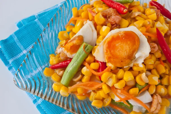 Thaifood, ensalada de maíz con huevo salado aderezo picante-agrio . — Foto de Stock