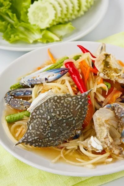 Salada de mamão com caranguejo azul — Fotografia de Stock