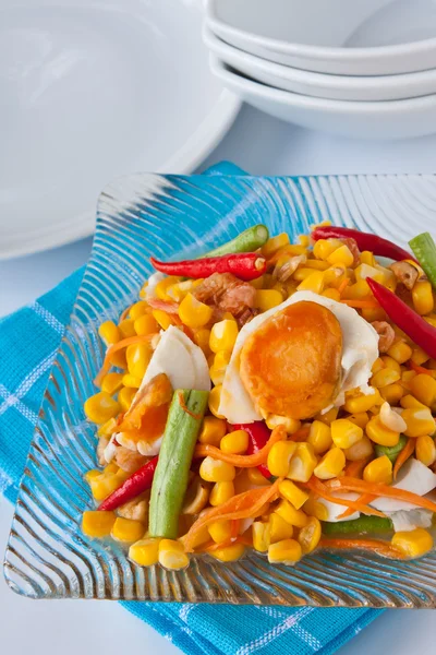 Thaifood, salade de maïs avec vinaigrette aigre-épicée aux œufs salés . Photo De Stock