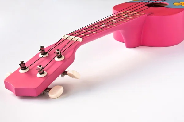 Розовая гавайская укулеле на белом фоне — стоковое фото