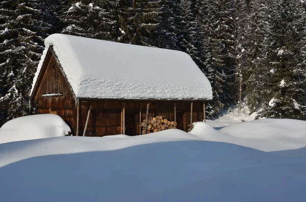 Старое деревянное здание зимой — стоковое фото