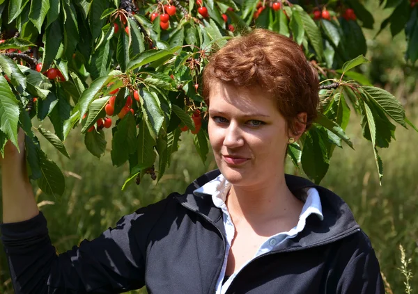 Junge Frau in der Natur — Stockfoto