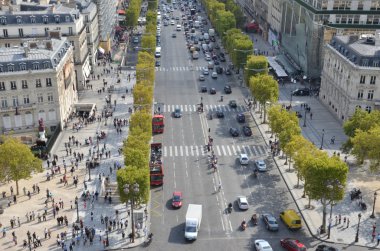 Paris'te yoğun bir cadde