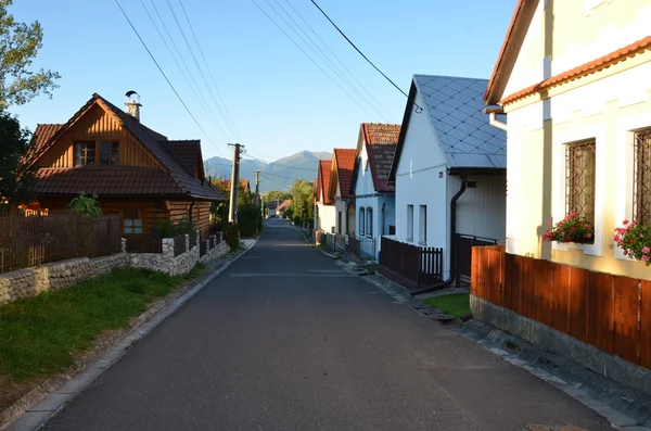 Wieś ulica na zachód słońca — Zdjęcie stockowe
