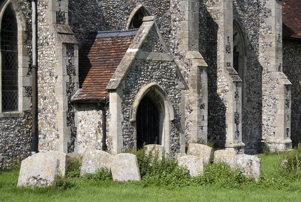 墓地と教会の入口 — ストック写真