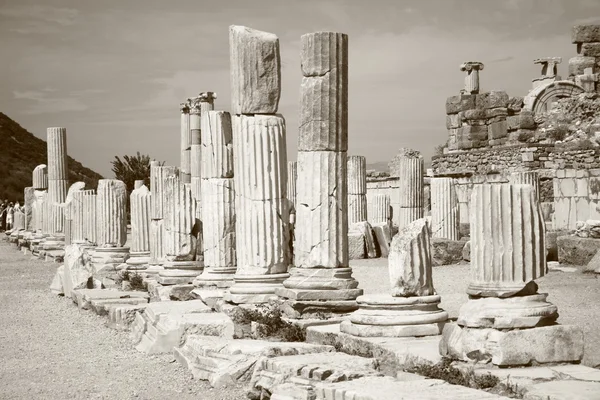 Oude kolommen uit efesus — Stockfoto