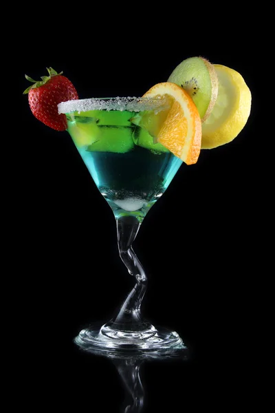 蓝色马提尼酒喝的水果 — 图库照片