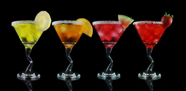 Žluté, oranžové, růžové a červené martini nápoje — Stock fotografie