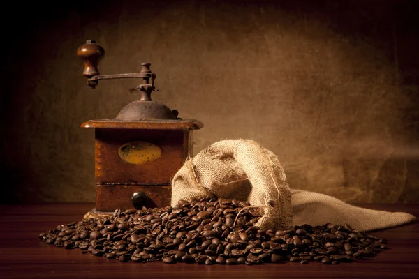 Granos de café con bolsa de juta y molinillo —  Fotos de Stock